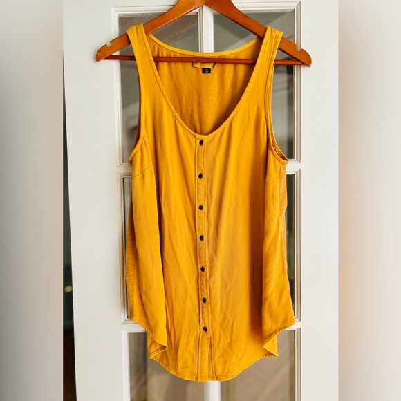 Universal Thread Yellow Button Up Sleeveless Shirt, Size Medium, NWOT - Picture 1 of 5